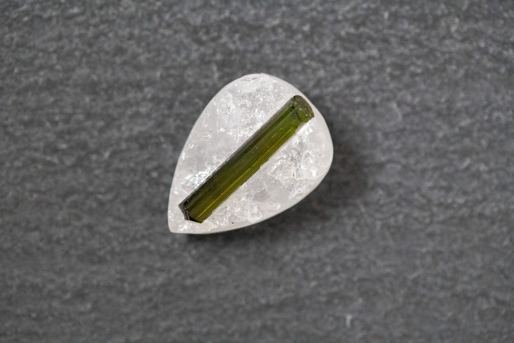 Turmalin in Bergkristall Mantel, Tropfenförmig 