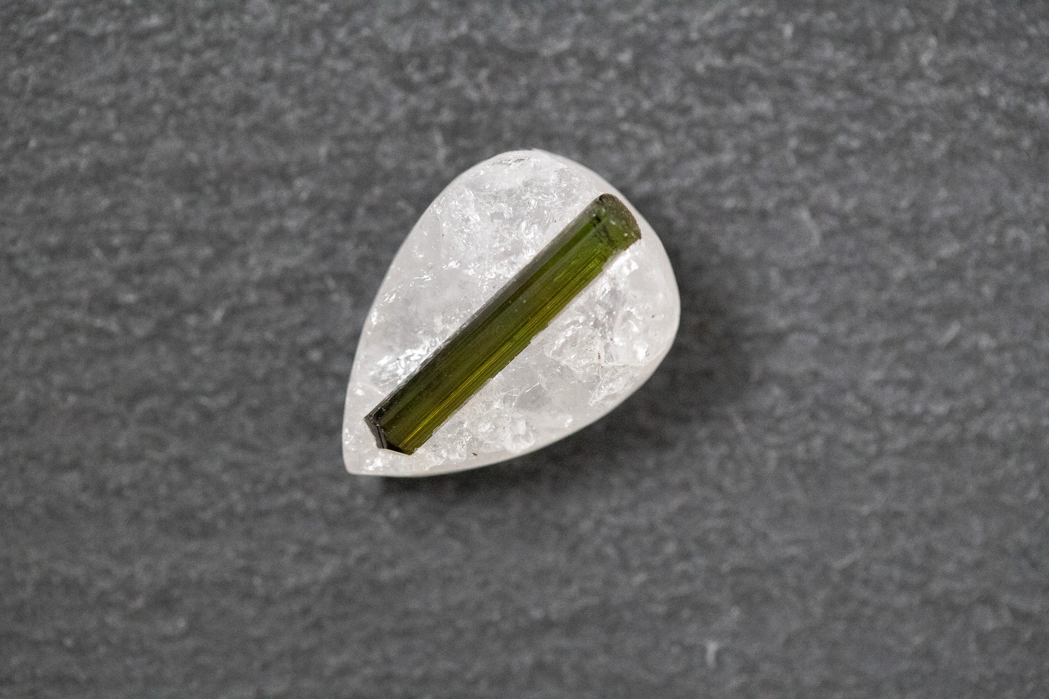 Turmalin in Bergkristall Mantel, Tropfenförmig 