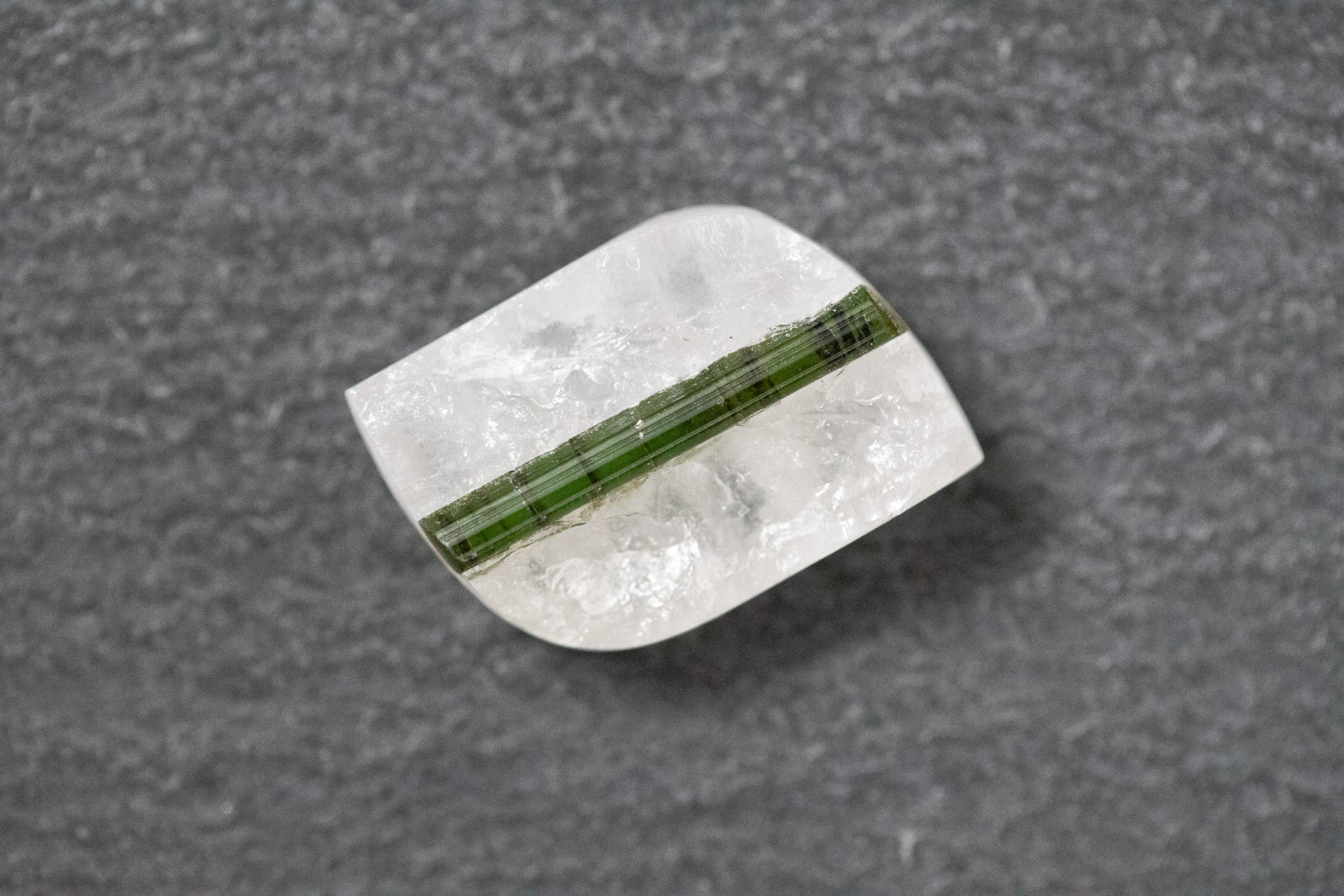 Turmalin in Bergkristall - Mantel, Fantasieform, grün, weiss