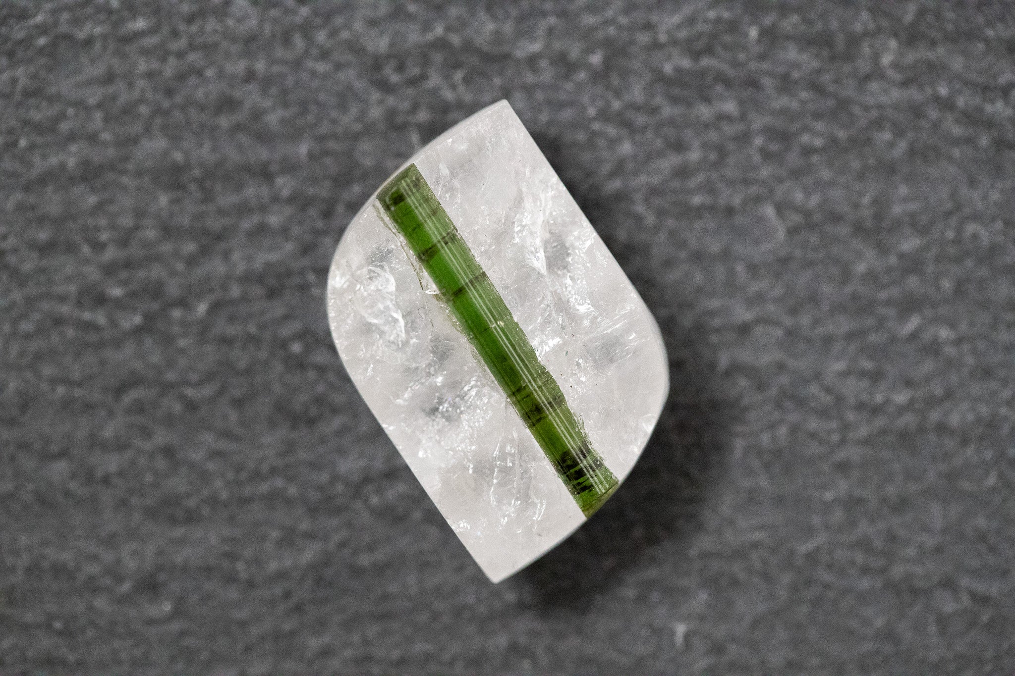 Turmalin in Bergkristall - Mantel, Fantasieform, grün, weiss