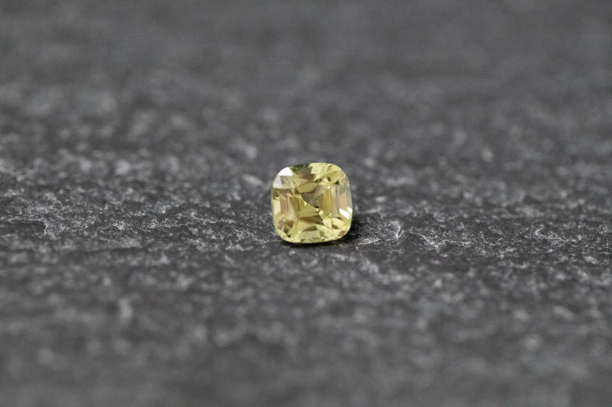 Saphir, gelb / grün, antik, Asscherschliff