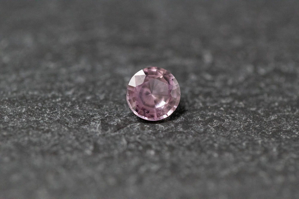 Saphir, altrosa, rund, facettiert