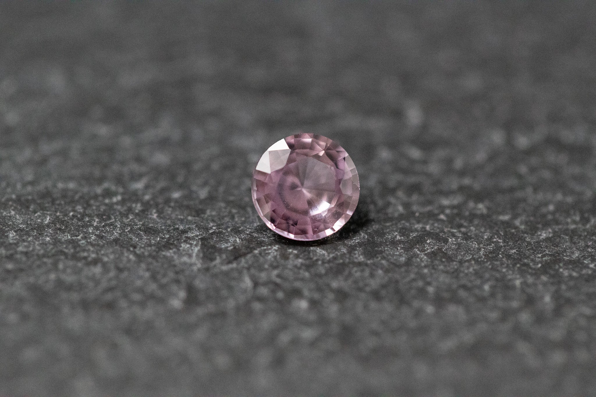 Saphir, altrosa, rund, facettiert