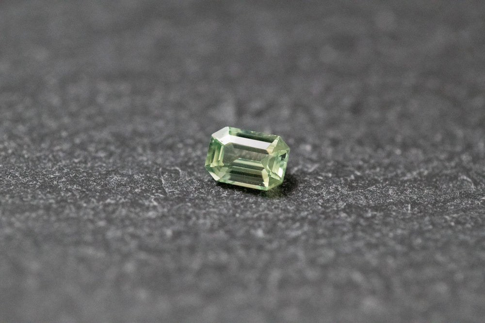 Saphir, hellgrün im Smaragdschliff