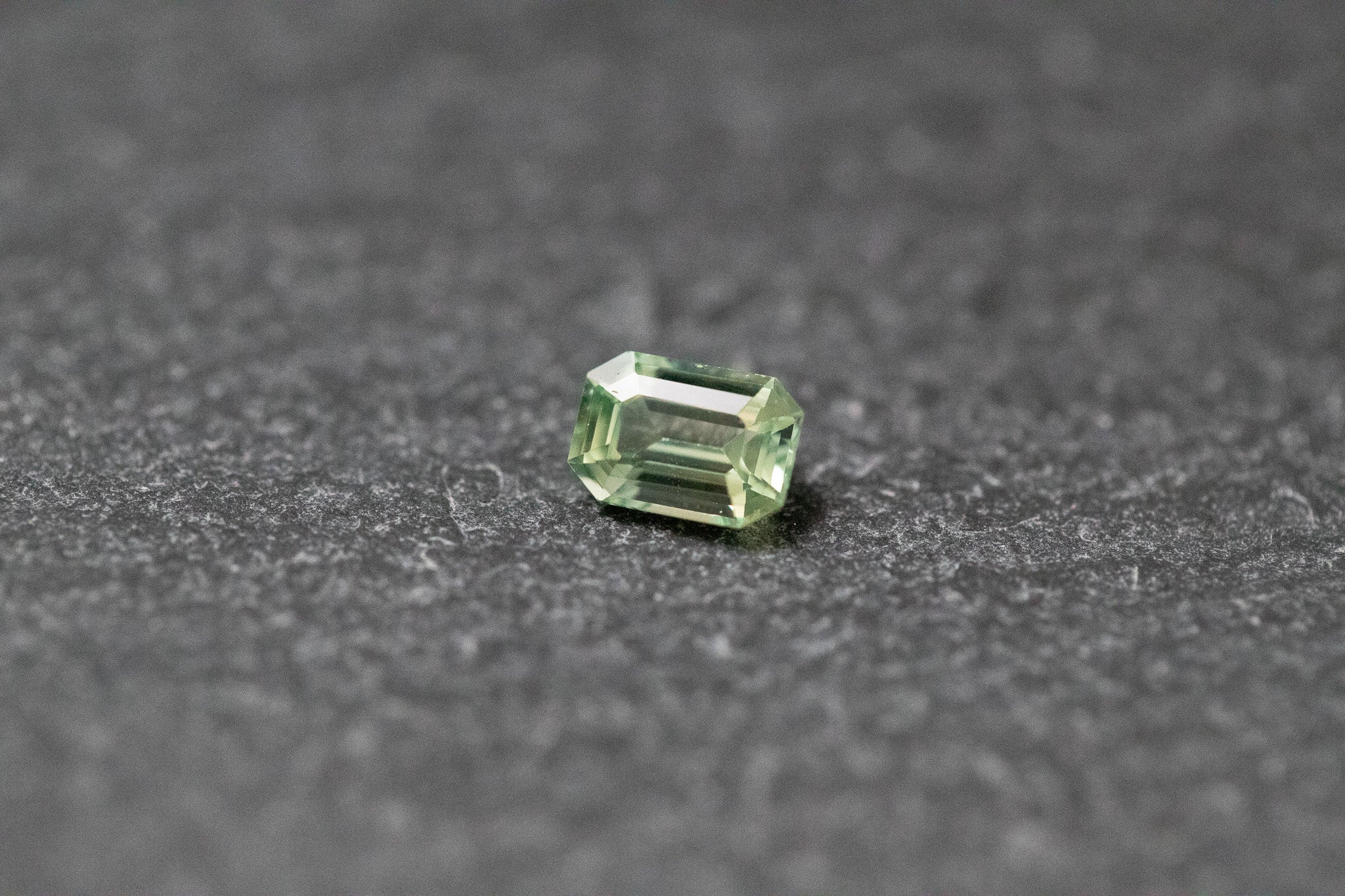 Saphir, hellgrün im Smaragdschliff