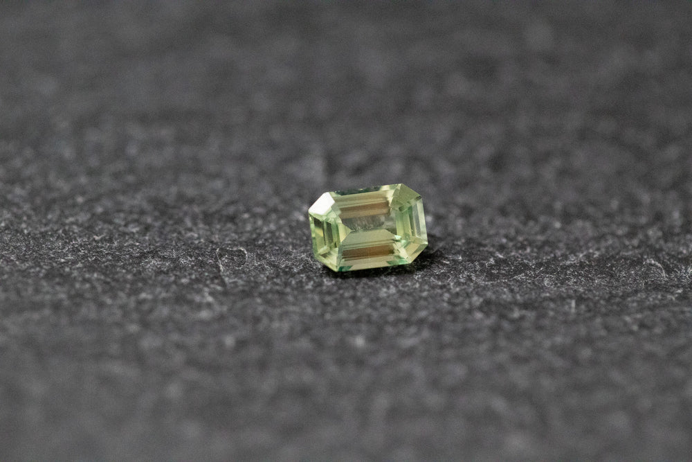 Saphir, hellgrün im Smaragdschliff