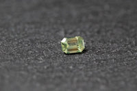 Saphir, hellgrün im Smaragdschliff