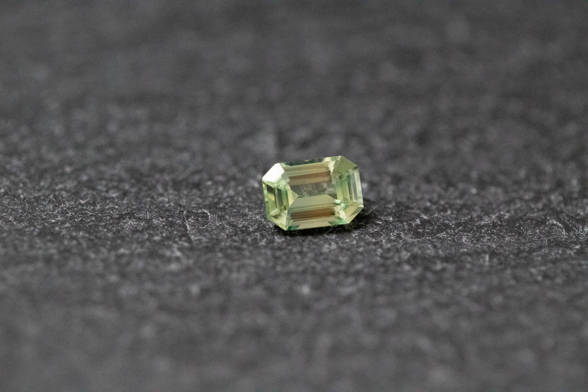 Saphir, hellgrün im Smaragdschliff