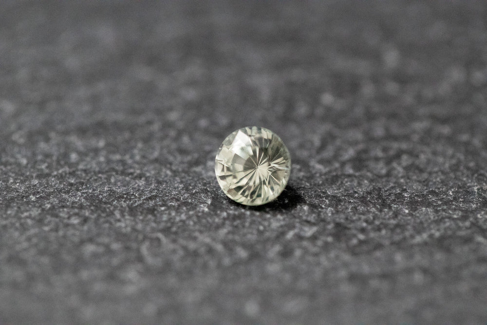 Saphir, rund, facettiert, hellgrün