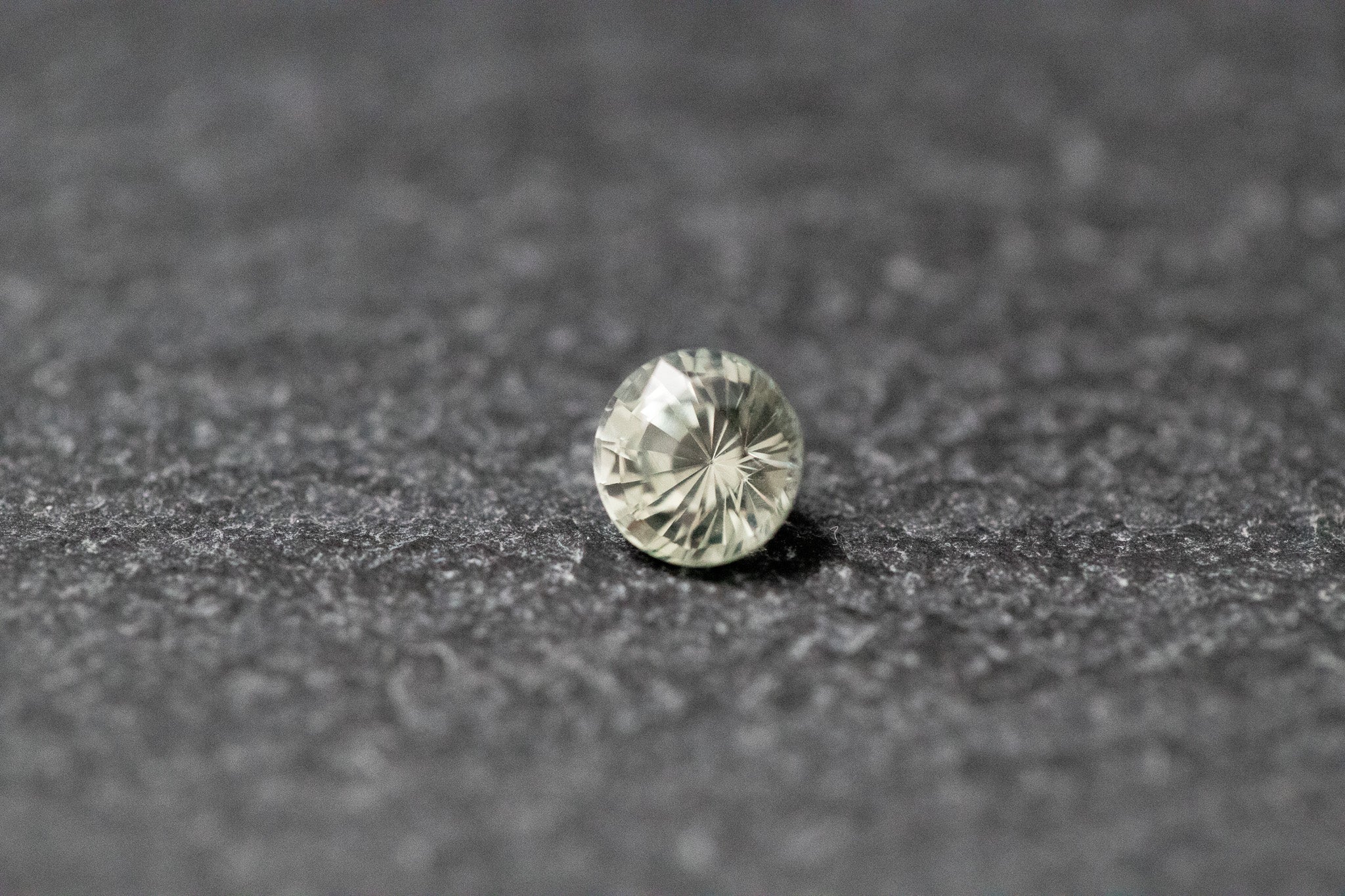 Saphir, rund, facettiert, hellgrün