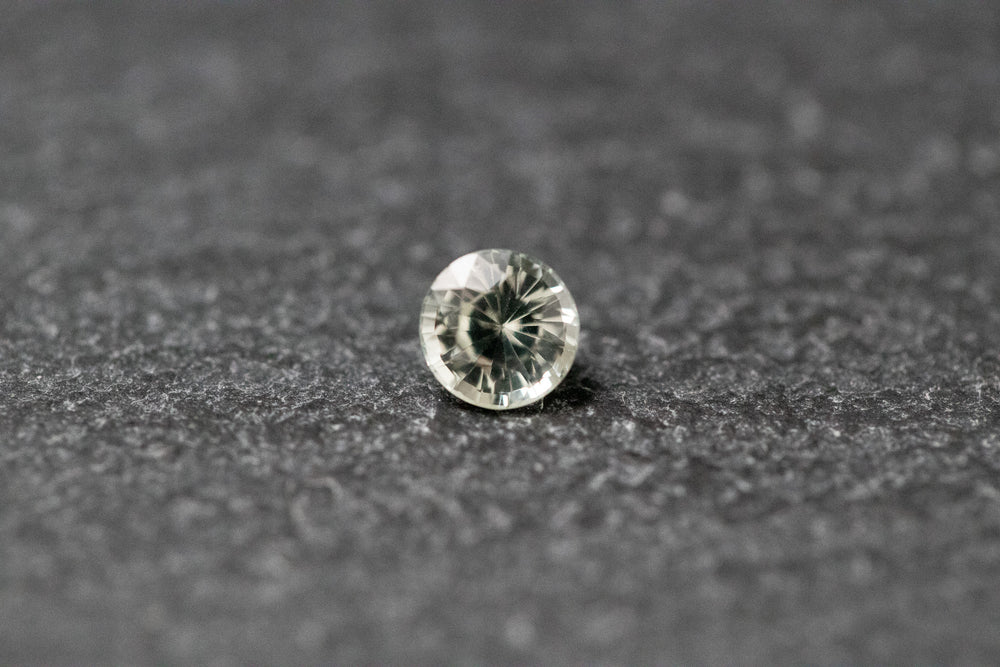 Saphir, rund, facettiert, hellgrün