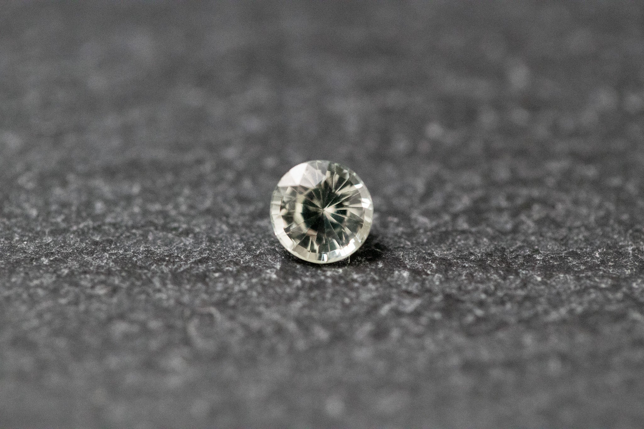 Saphir, rund, facettiert, hellgrün