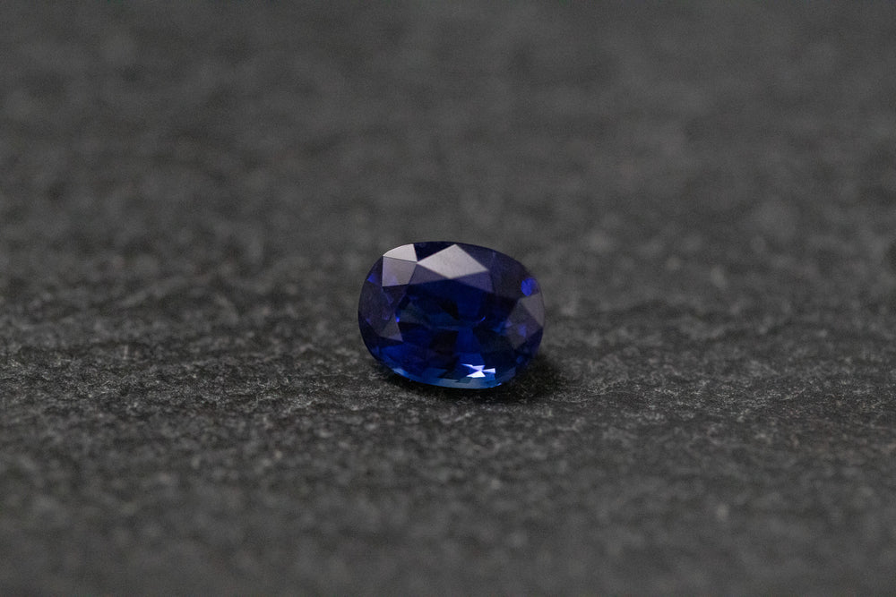 Saphir, oval, facettiert, blau