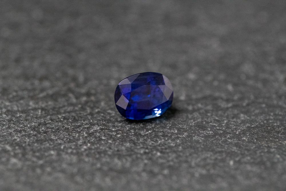 Saphir, oval, facettiert, blau