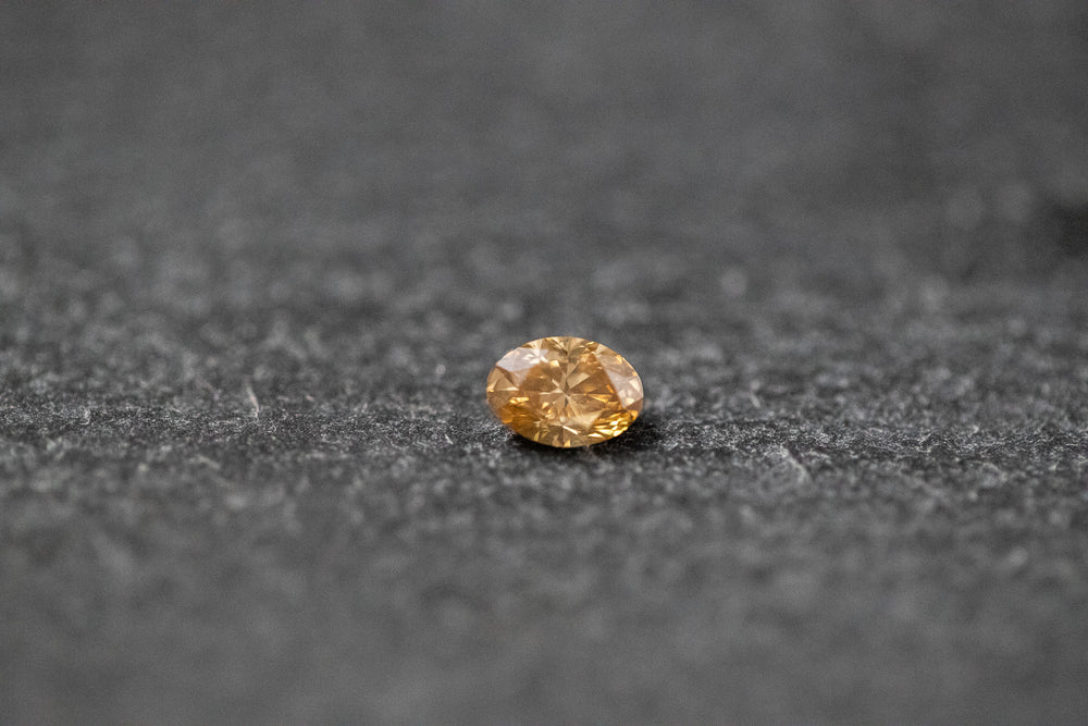 Ein ovaler, brauner Diamant mit facettenreichem Glanz 