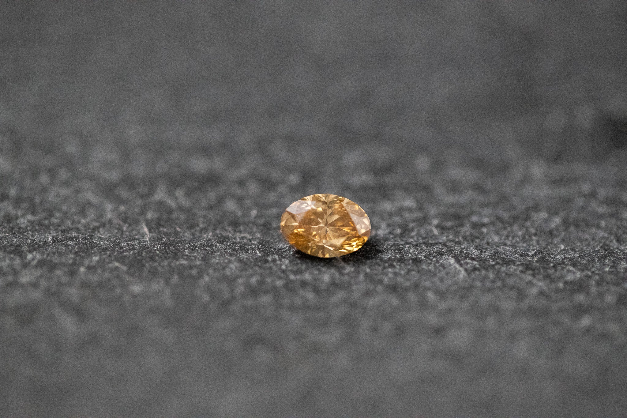Ein ovaler, brauner Diamant mit facettenreichem Glanz 