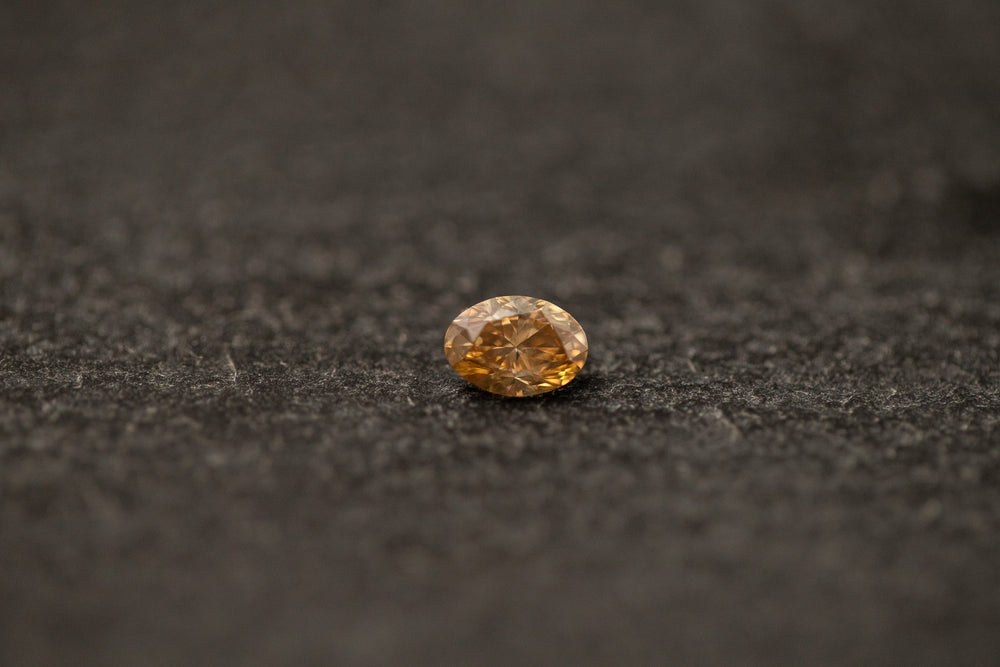 Ein ovaler, brauner Diamant mit facettenreichem Glanz 