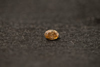 Ein ovaler, brauner Diamant mit facettenreichem Glanz 