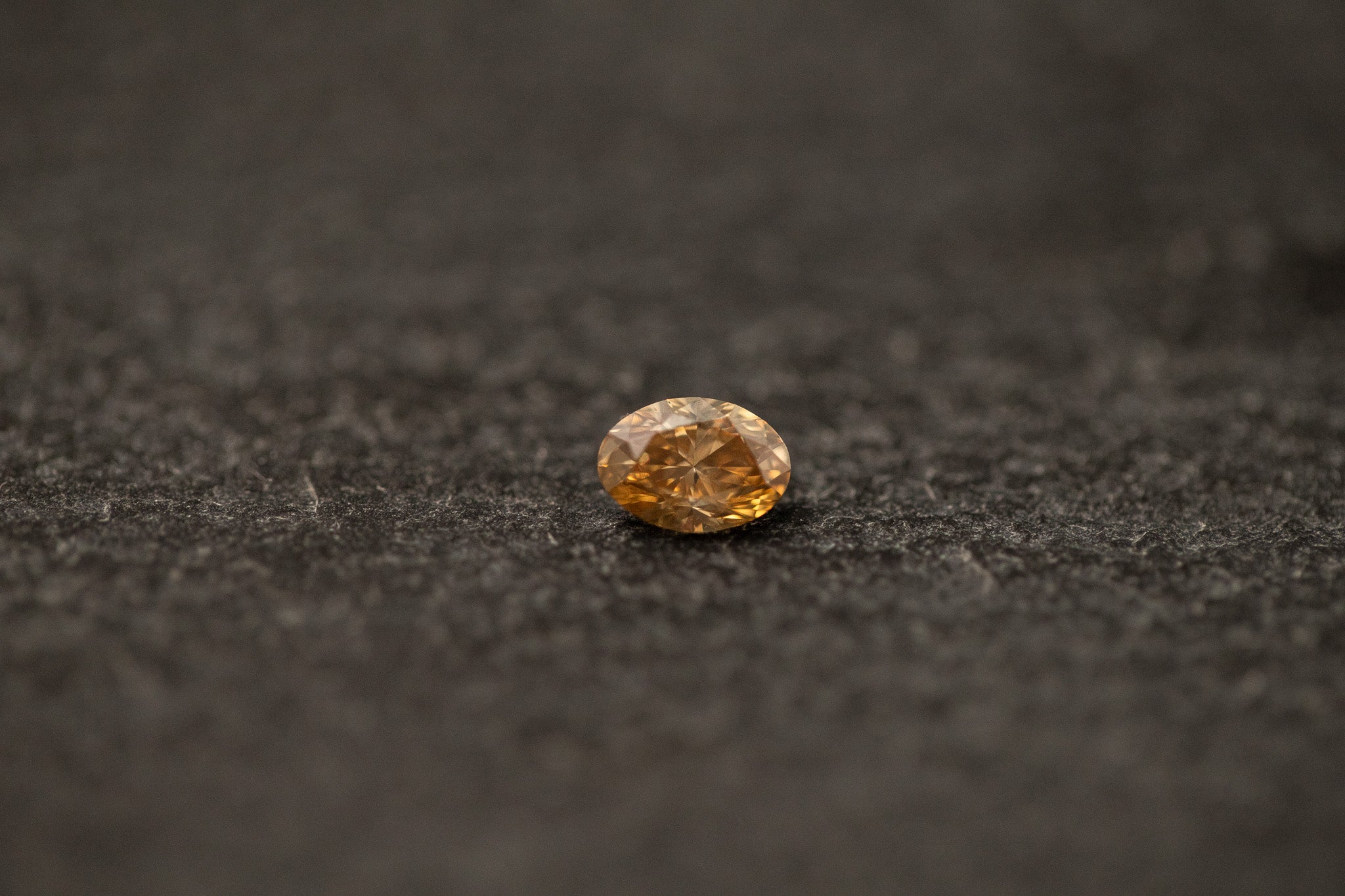 Ein ovaler, brauner Diamant mit facettenreichem Glanz 