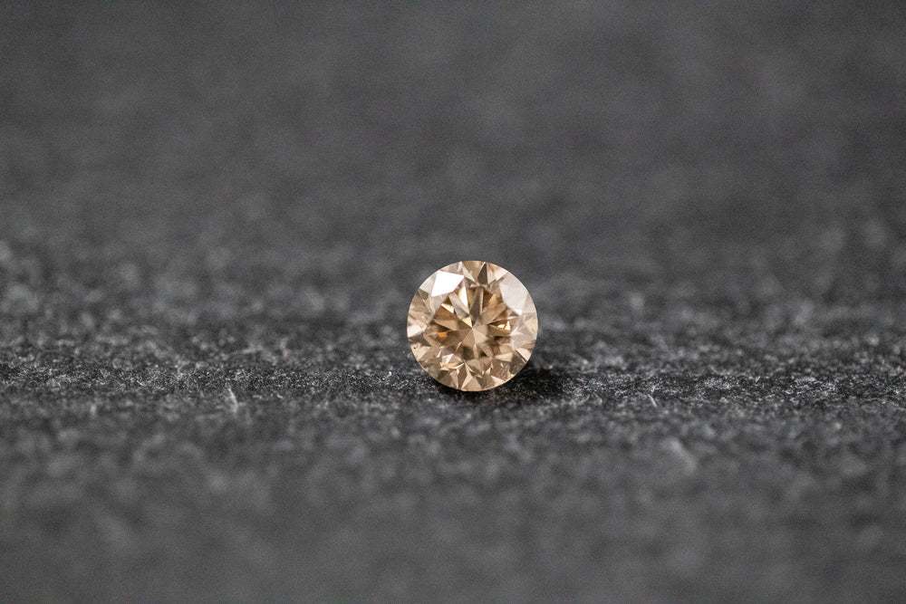 Ein brauner Diamant im Brillantschliff mit feinem Funkeln – natürlich, elegant und facettenreich.
