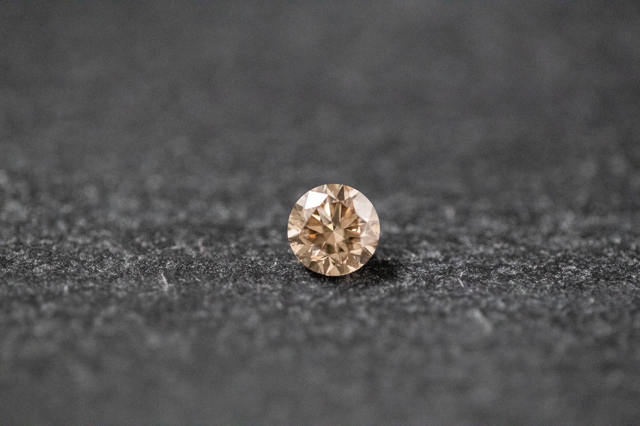 Ein brauner Diamant im Brillantschliff mit feinem Funkeln – natürlich, elegant und facettenreich.