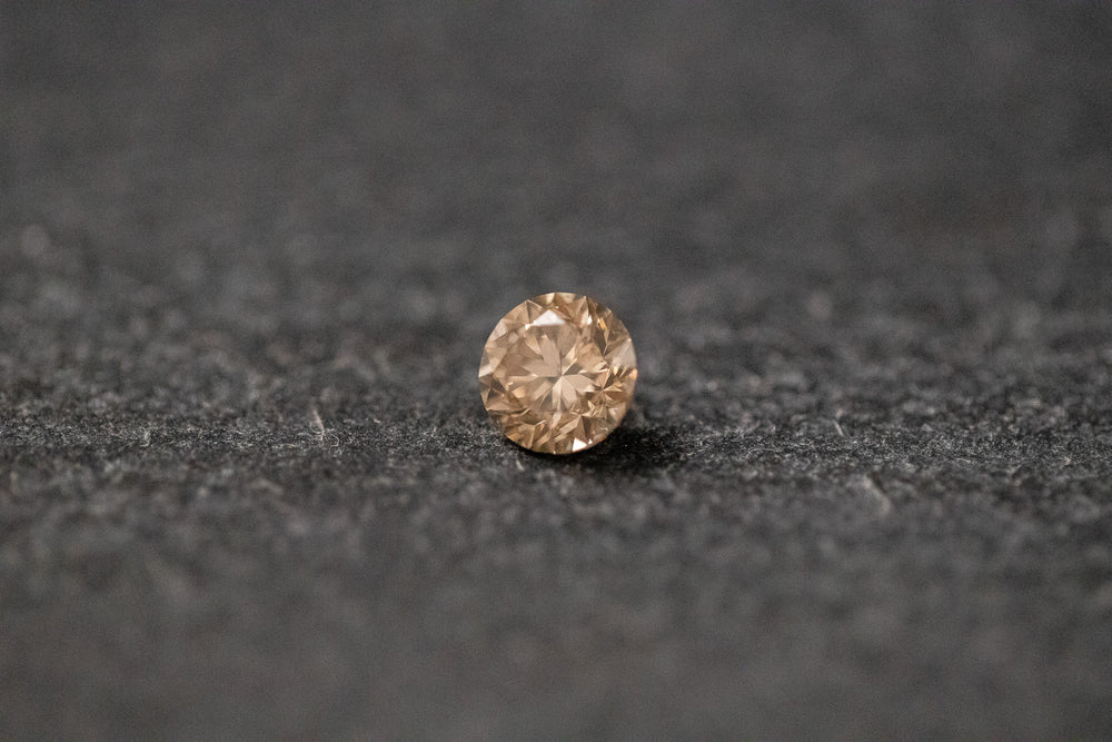 Ein brauner Diamant im Brillantschliff mit feinem Funkeln – natürlich, elegant und facettenreich.