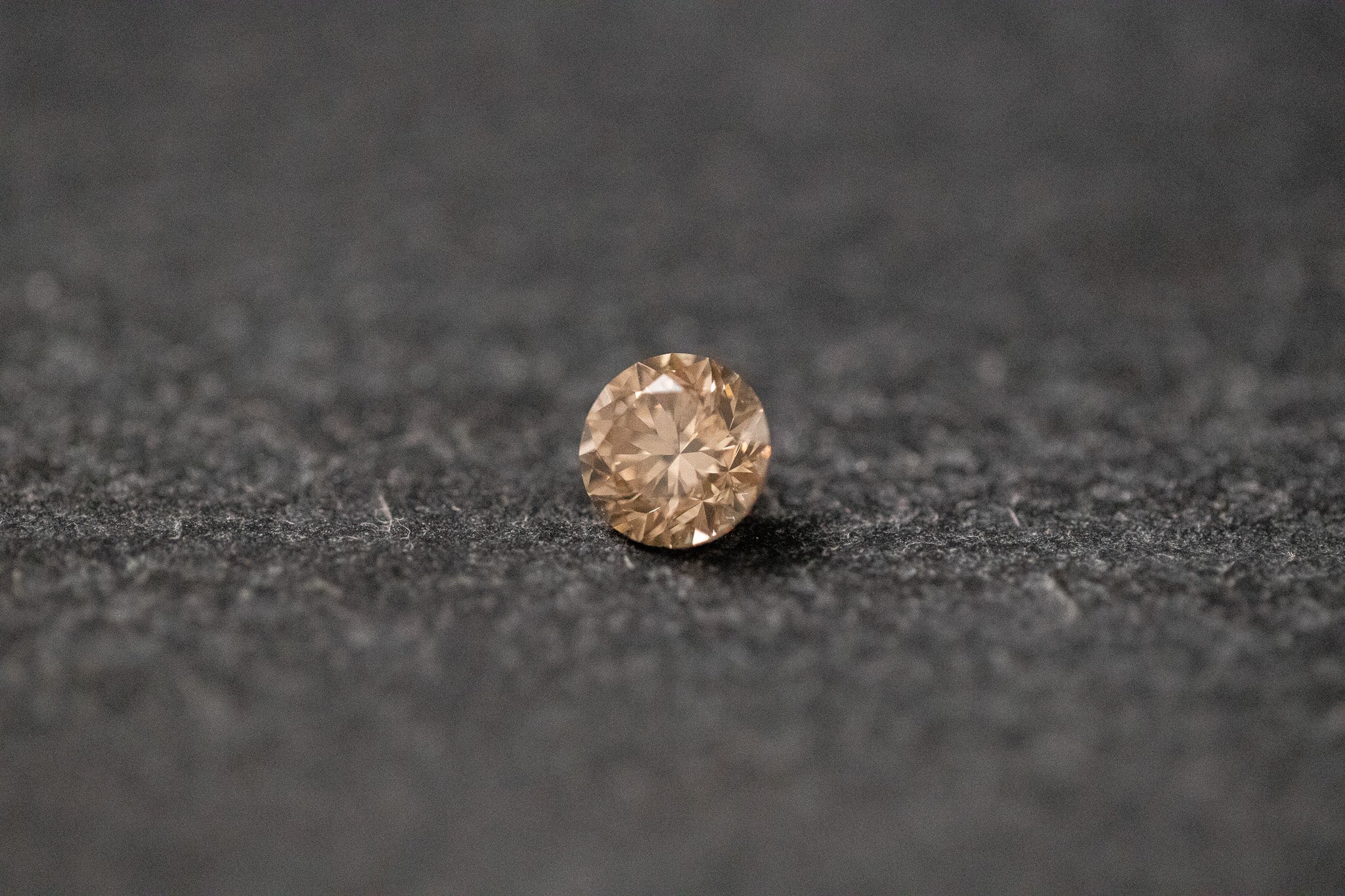 Ein brauner Diamant im Brillantschliff mit feinem Funkeln – natürlich, elegant und facettenreich.