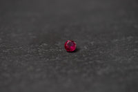 Runder, facettierter Rubin – hochwertiger Edelstein mit intensiver roter Farbe und brillanter Lichtreflexion