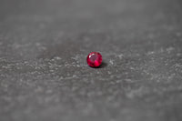 Runder, facettierter Rubin – hochwertiger Edelstein mit intensiver roter Farbe und brillanter Lichtreflexion