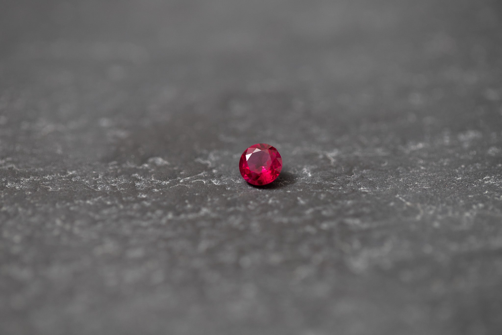 Runder, facettierter Rubin – hochwertiger Edelstein mit intensiver roter Farbe und brillanter Lichtreflexion