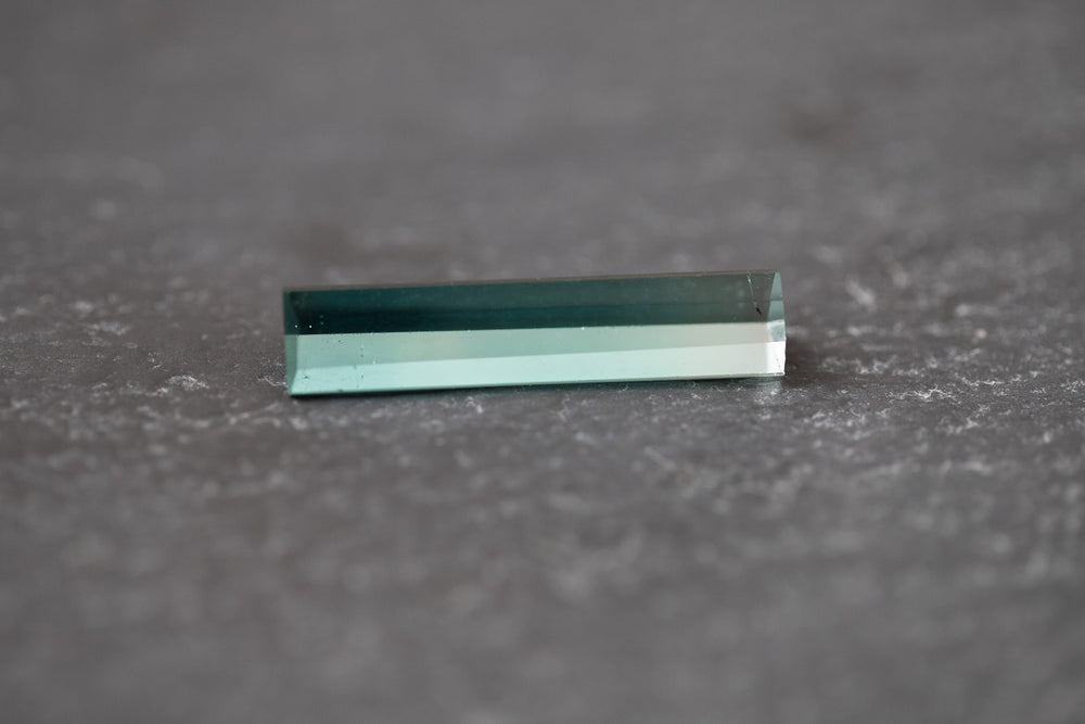 Indigofarbener Turmalin im Fantasieschliff – facettierter Edelstein mit tiefer blauer Farbe und kreativer Kontur