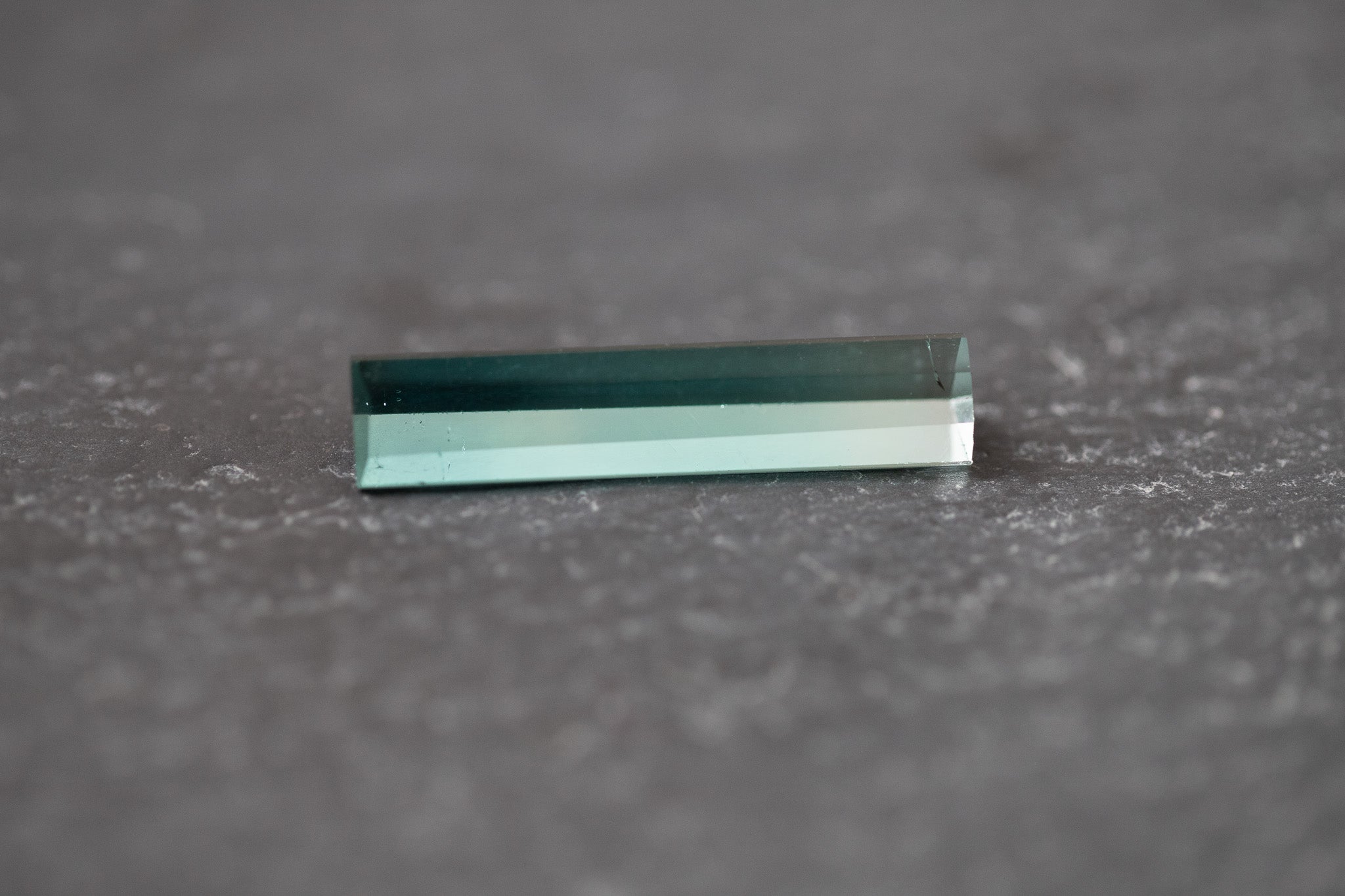 Indigofarbener Turmalin im Fantasieschliff – facettierter Edelstein mit tiefer blauer Farbe und kreativer Kontur