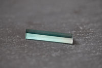 Indigofarbener Turmalin im Fantasieschliff – facettierter Edelstein mit tiefer blauer Farbe und kreativer Kontur