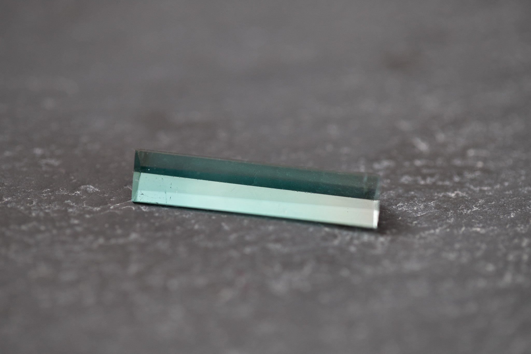 Indigofarbener Turmalin im Fantasieschliff – facettierter Edelstein mit tiefer blauer Farbe und kreativer Kontur