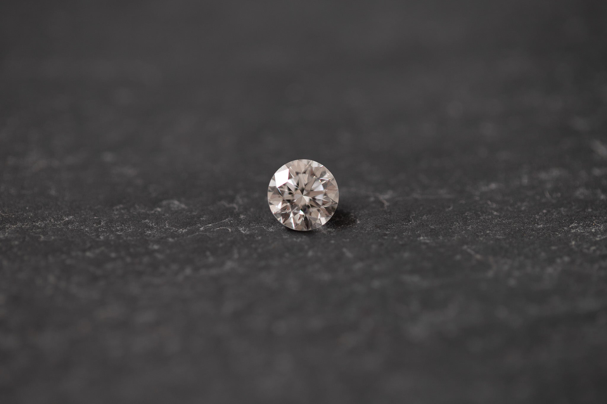 Runder Brillant – hochwertiger Diamant im klassischen Brillantschliff mit intensiver Lichtreflexion