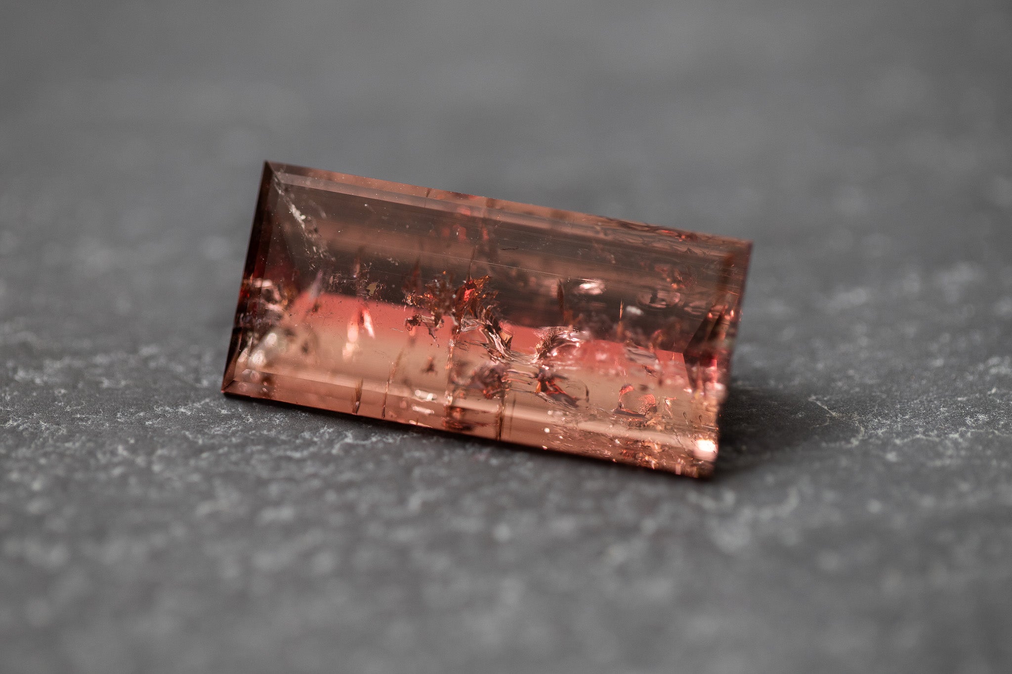 Facettierter Turmalin in Fantasieform – individueller Edelstein mit lebendiger Farbe und kreativer Kontur