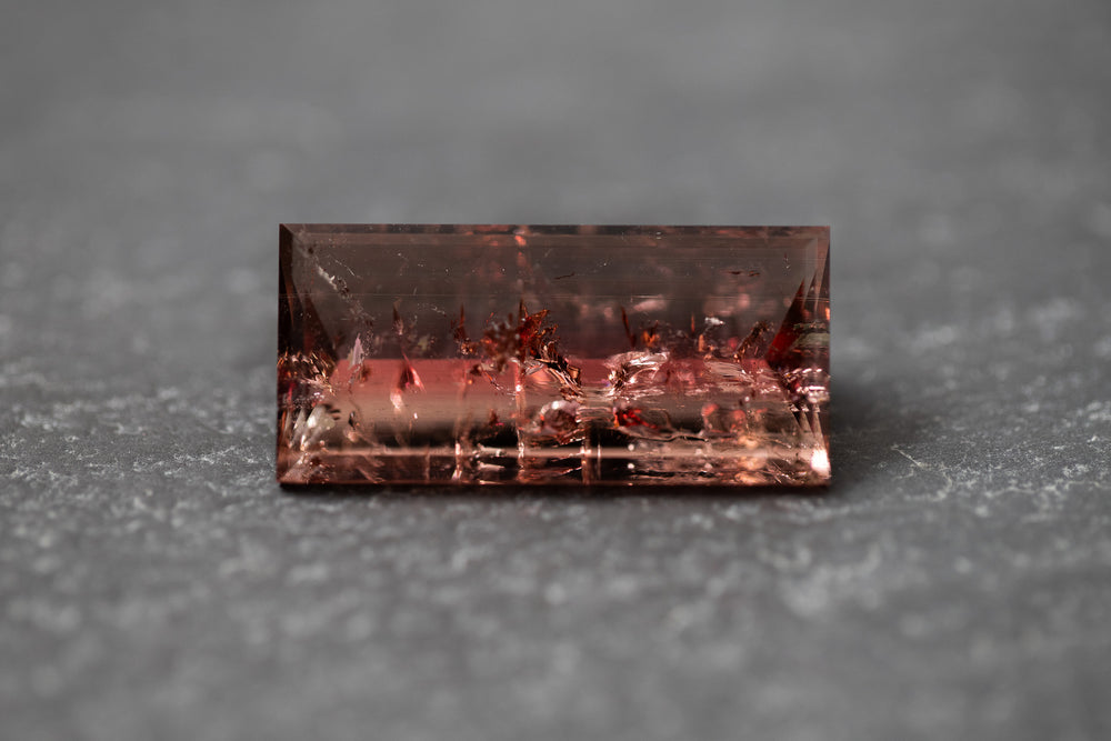 Facettierter Turmalin in Fantasieform – individueller Edelstein mit lebendiger Farbe und kreativer Kontur