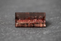 Facettierter Turmalin in Fantasieform – individueller Edelstein mit lebendiger Farbe und kreativer Kontur