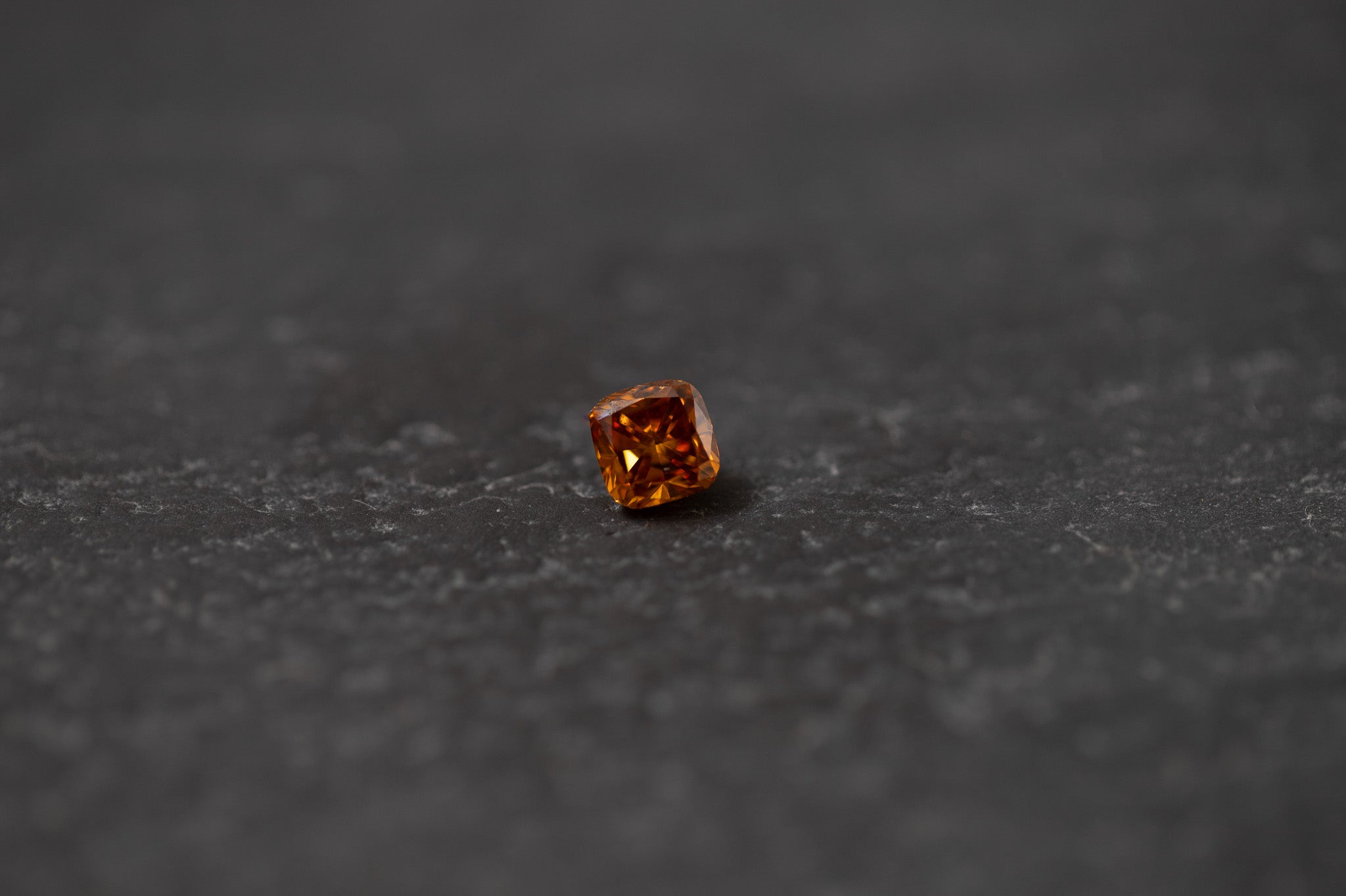 Oranger Diamant im Cushion-Schliff – kissenförmiger Edelstein mit warmer Farbe und brillanter Lichtreflexion