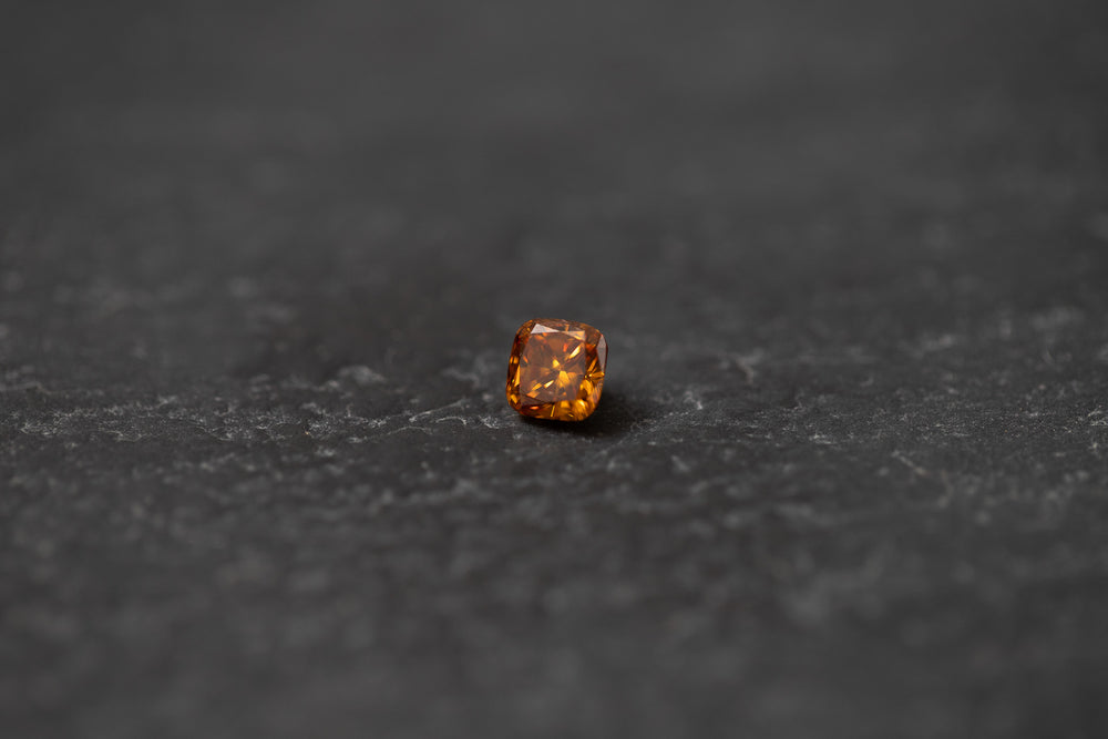 Oranger Diamant im Cushion-Schliff – kissenförmiger Edelstein mit warmer Farbe und brillanter Lichtreflexion