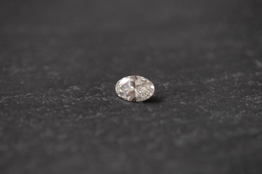 Ovaler Diamant mit präzisem Schliff – eleganter Edelstein mit brillanter Lichtreflexion
