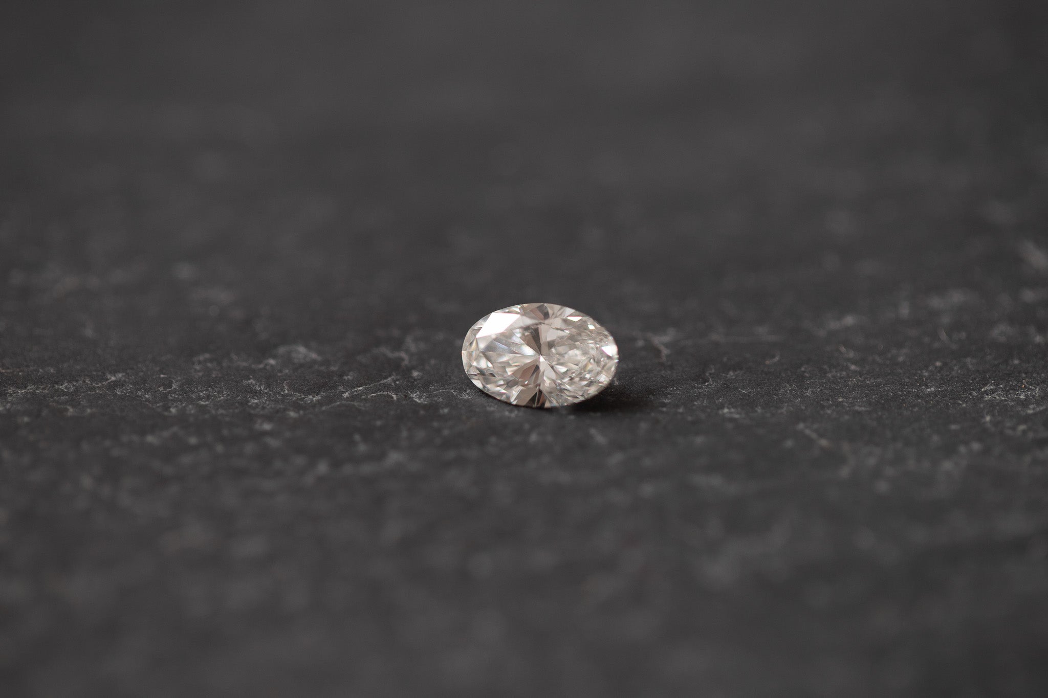 Ovaler Diamant mit präzisem Schliff – eleganter Edelstein mit brillanter Lichtreflexion