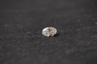 Ovaler Diamant mit präzisem Schliff – eleganter Edelstein mit brillanter Lichtreflexion