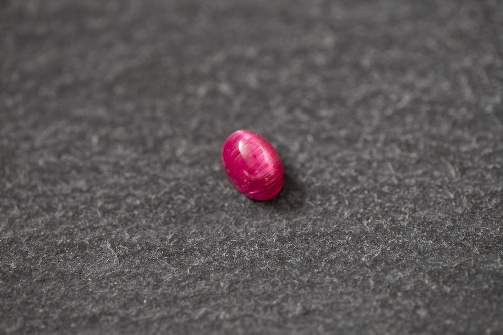 Ovaler, pinker Turmalin Cabochon – glatter Edelstein mit sanfter Oberfläche und intensiver pinker-Farbe