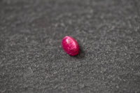 Ovaler, pinker Turmalin Cabochon – glatter Edelstein mit sanfter Oberfläche und intensiver pinker-Farbe