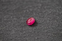 Ovaler, pinker Turmalin Cabochon – glatter Edelstein mit sanfter Oberfläche und intensiver pinker-Farbe