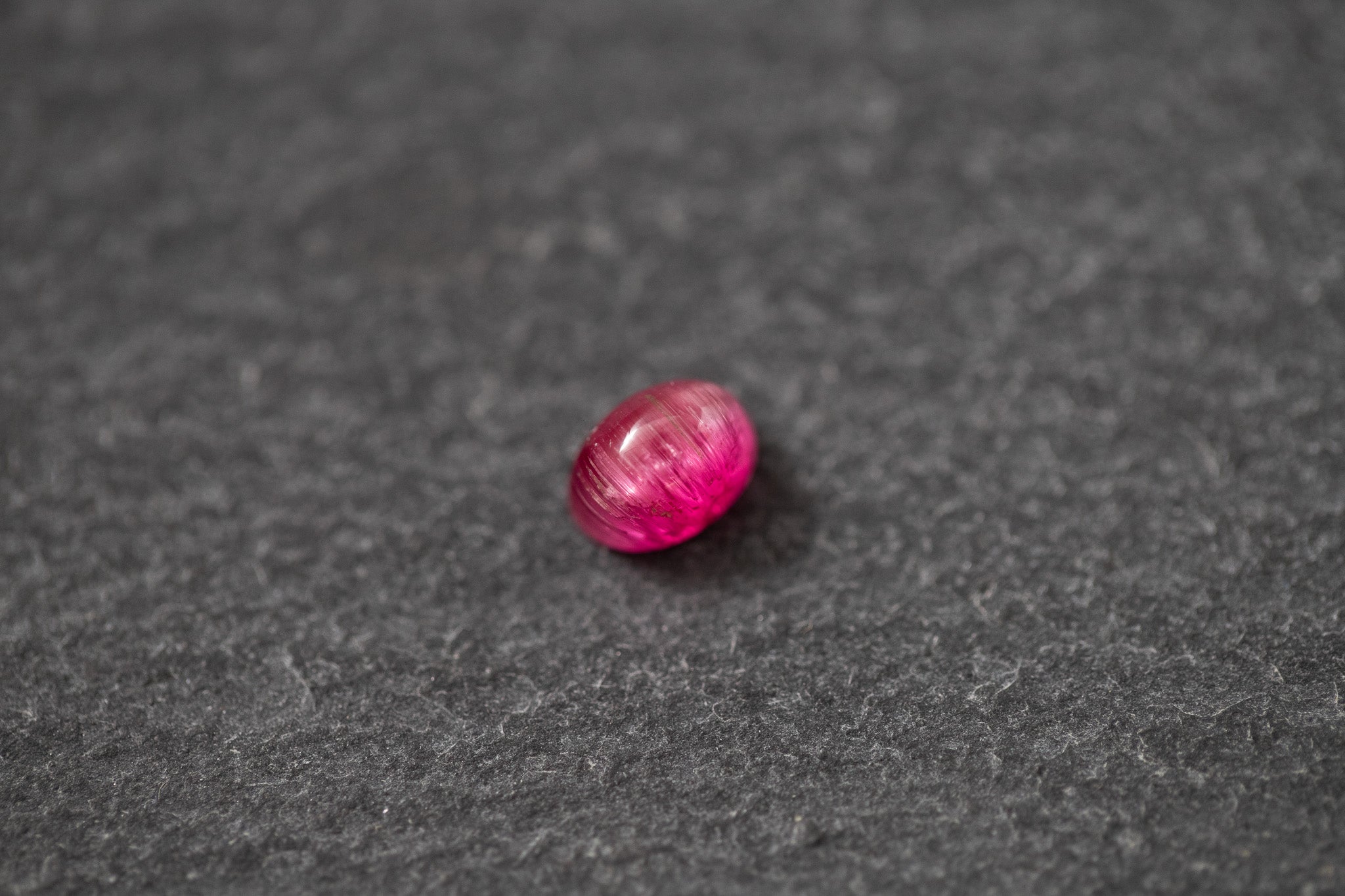 Ovaler, pinker Turmalin Cabochon – glatter Edelstein mit sanfter Oberfläche und intensiver pinker-Farbe
