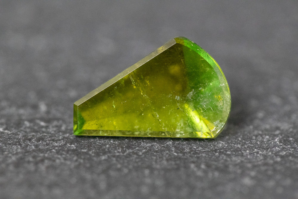 Turmalin in Fantasieform mit einem Spiegelschliff und grüner Farbe 