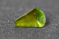 Turmalin in Fantasieform mit einem Spiegelschliff und grüner Farbe 