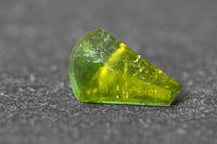 Turmalin in Fantasieform mit einem Spiegelschliff und grüner Farbe